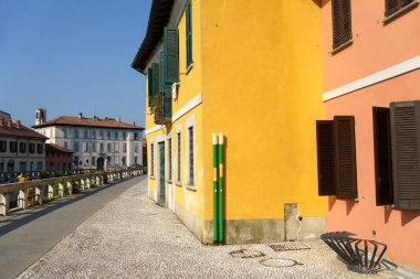 Gaggiano (Milan, Lombardy, İtalya), Naviglio Grande boyunca renkli binaları olan tarihi bir şehir.