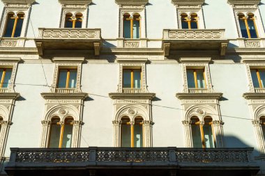 Milan, Lombardy, İtalya: Dante üzerinden tarihi sarayın ön cephesi