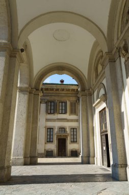 Milano, Lombardy, İtalya 'daki San Lorenzo tarihi kilisesi: harici portico