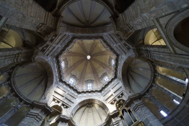 Milano, Lombardy, İtalya 'daki San Lorenzo tarihi kilisesi.