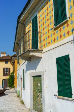 Gaggiano (Milan, Lombardy, İtalya), Naviglio Grande boyunca renkli binaları olan tarihi bir şehir.