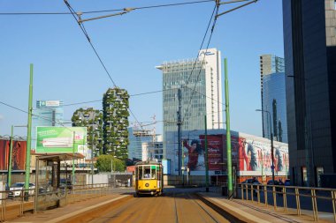 Milan, Lombardy, İtalya: Giuseppe Ferrari üzerinden şehir manzarası, arka planda Aulenti Meydanı 'nın tramvay ve modern binaları