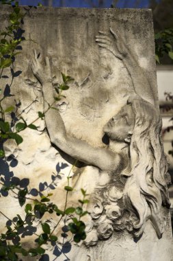 Milan, Lombardy, İtalya: Cimitero Monumentale olarak bilinen tarihi mezarlık. Heykeli olan bir mezar.