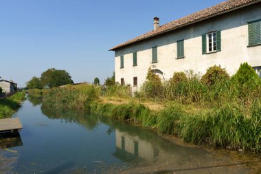 Yazın Bereguardo 'dan Abbiategrasso' ya kadar Bereguardo kanalı boyunca kırsal alan.