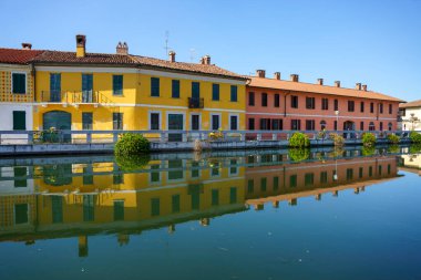 Gaggiano, Milan eyaleti, Lombardy, İtalya: Kanal boyunca Naviglio Grande olarak bilinen tarihi kasaba, renkli evleri ile