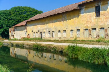 Yazın Bereguardo 'dan Abbiategrasso' ya kadar Bereguardo kanalı boyunca kırsal alan.