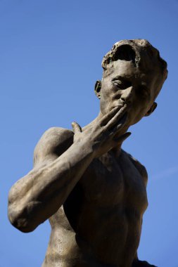 Milan, Lombardy, İtalya: Cimitero Monumentale olarak bilinen tarihi mezarlık. Heykeli olan bir mezar.