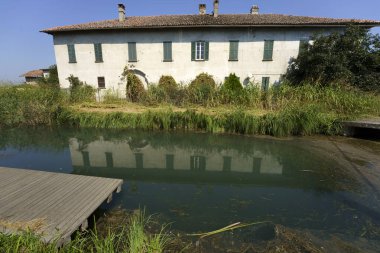Yazın Bereguardo 'dan Abbiategrasso' ya kadar Bereguardo kanalı boyunca kırsal alan.
