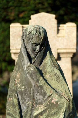 Milan, Lombardy, İtalya: Cimitero Anıtı olarak bilinen tarihi mezarlık: heykeli olan bir mezar