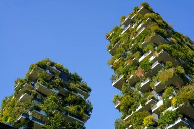 Milan, Lombardiya, İtalya: Bosco Verticale olarak bilinen, balkonları, bitkileri ve ağaçları olan modern konut binaları