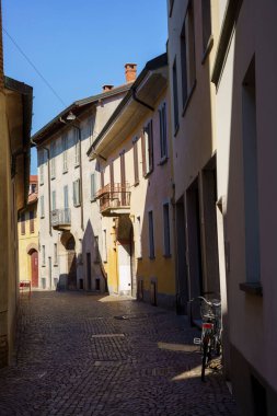 Abbiategrasso, Milano eyaleti, Lombardy, İtalya: tarihi kentin eski binaları ve bisikleti