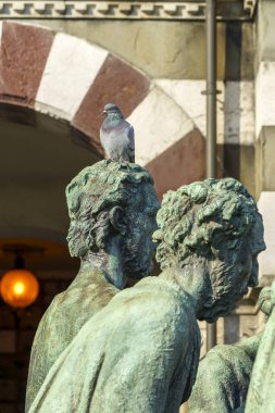 Milan, Lombardy, İtalya: Cimitero Anıtı olarak bilinen tarihi mezarlık: heykel ve güvercin dolu bir mezar