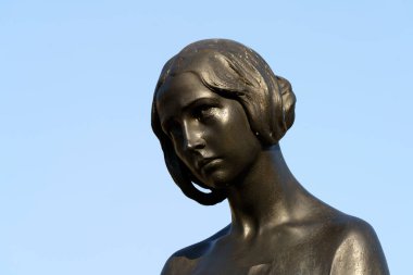 Milan, Lombardy, İtalya: Cimitero Anıtı olarak bilinen tarihi mezarlık: heykeli olan bir mezar