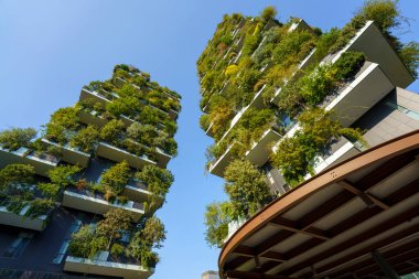 Milan, Lombardiya, İtalya: Bosco Verticale olarak bilinen, balkonları, bitkileri ve ağaçları olan modern konut binaları