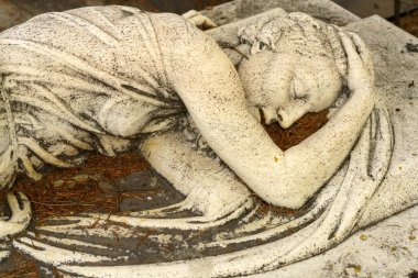 Milan, Lombardy, İtalya: Cimitero Anıtı olarak bilinen tarihi mezarlık: heykeli olan bir mezar