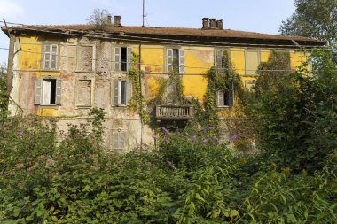 Eylül 'de İtalya' nın Lombardy şehrindeki Varese eyaletindeki Olona vadisinde terk edilmiş bir ev.