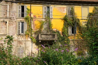 Eylül 'de İtalya' nın Lombardy şehrindeki Varese eyaletindeki Olona vadisinde terk edilmiş bir ev.