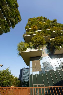 Milan, Lombardiya, İtalya: Bosco Verticale olarak bilinen, balkonları, bitkileri ve ağaçları olan modern konut binaları