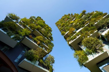 Milan, Lombardiya, İtalya: Bosco Verticale olarak bilinen, balkonları, bitkileri ve ağaçları olan modern konut binaları