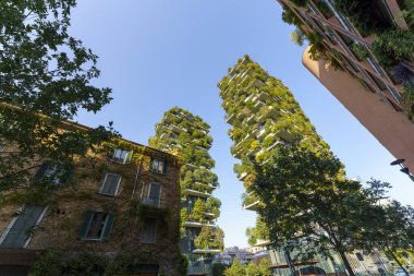 Milan, Lombardiya, İtalya: Bosco Verticale olarak bilinen, balkonları, bitkileri ve ağaçları olan modern konut binaları