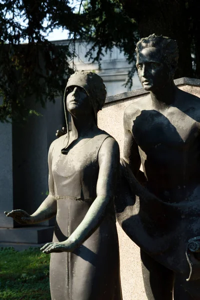 ミラノ ロンバルディア州 イタリア Cimitero Monumentaleとして知られる歴史的墓地 彫像のある墓 — ストック写真