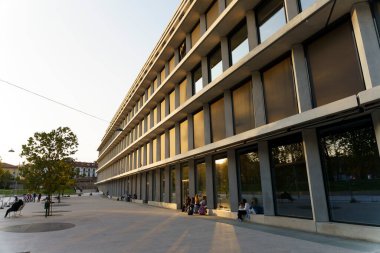 Milan, Lombardy, İtalya: Pasubio üzerinden tek başına inşa edilen modern Feltrinelli binasının dışı