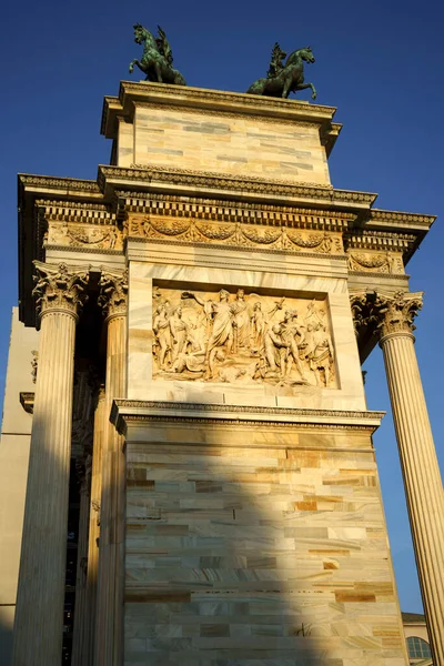 Милан Ломбардия Италия Историческая Арка Arco Della Pace Скульптурами — стоковое фото