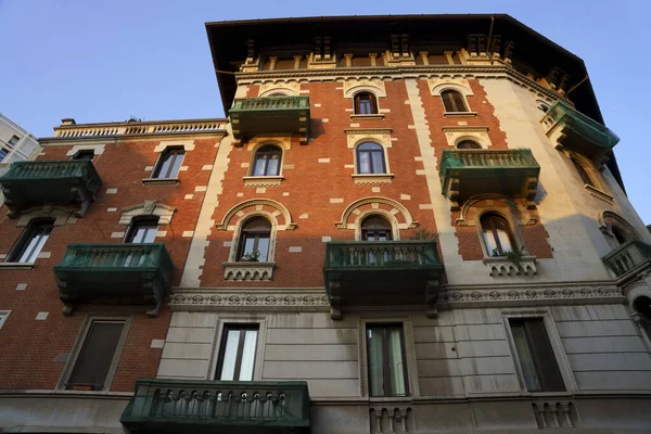 Milán Lombardía Italia Fachada Del Antiguo Edificio Residencial Largo Vía —  Fotos de Stock