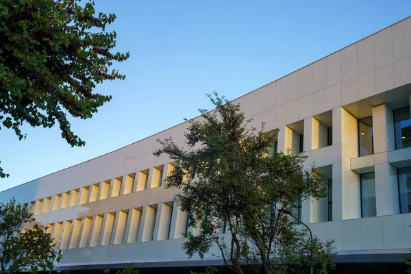 Milan, Lombardy, İtalya: Arona üzerinden modern bina cephesi