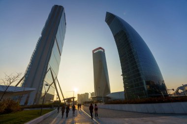 Milan, İtalya: Isozaki, Hadid ve Libeskind kuleleri ile modern Citylife park