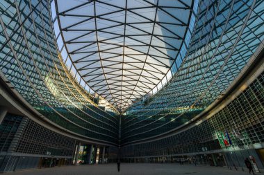 Milan, Lombardiya, İtalya Palazzo Lombardia. Modern bina. Piazza Citta di Lombardia, Avrupa 'nın en büyük kapalı alanı.