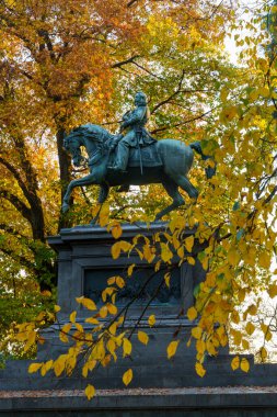 Milan, Lombardy, İtalya: Kasım ayında Parco Sempione olarak bilinen tarihi park ve Vittorio Emanuele heykeli