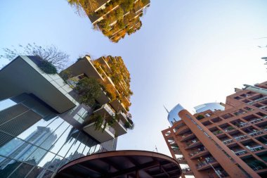 Milan, Lombardiya, İtalya: Bosco Verticale olarak bilinen, balkonları, bitkileri ve ağaçları olan modern konut binaları