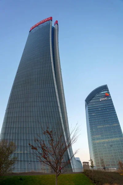 Milan, İtalya: Hadid ve Libeskind kuleleri ile modern Citylife park