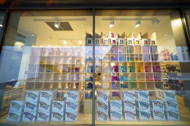 Milan, İtalya: Modern Citylife Park, bir dükkan penceresi