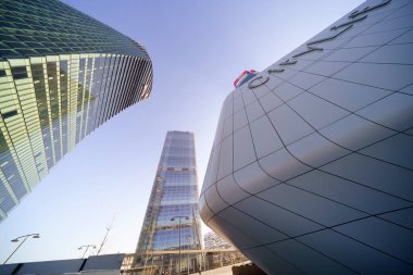 Milan, İtalya: Libeskind, Isozaki ve Hadid kuleleri ile modern Citylife park