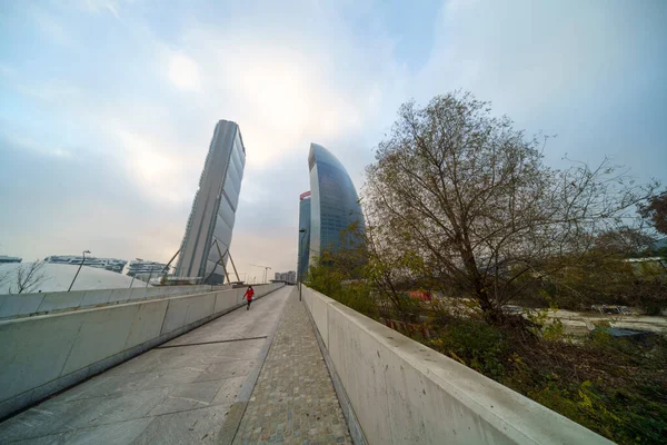 Milan, İtalya: Isozaki, Hadid ve Libeskind kuleleri ile modern Citylife park