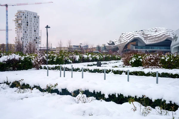 Milan, İtalya: Karlı modern Citylife Park