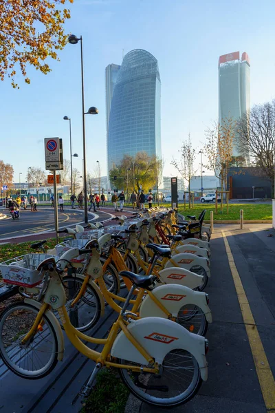 Milánó Olaszország Modern Citylife Park Libeskind Isozaki Hadid Tornyokkal Kerékpármegosztó — Stock Fotó