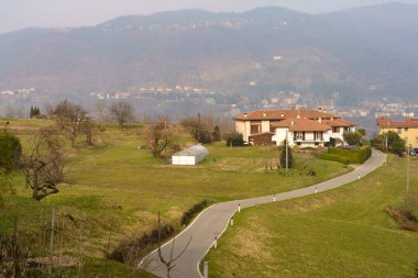 Lissolo yakınlarındaki Montevecchia Park 'ta (Şubat) kışın kırsal alan.