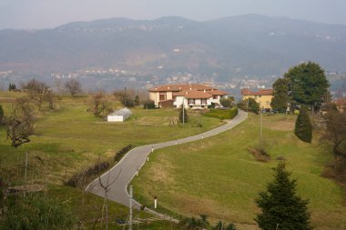 Lissolo yakınlarındaki Montevecchia Park 'ta (Şubat) kışın kırsal alan.