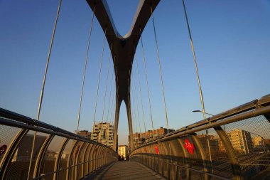 Milan, Lombardy, İtalya: Portello bölgesinde modern köprü