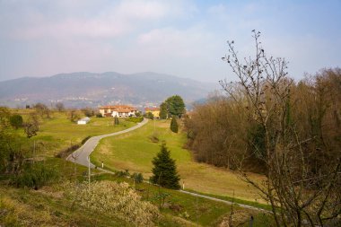 Lissolo yakınlarındaki Montevecchia Park 'ta (Şubat) kışın kırsal alan.