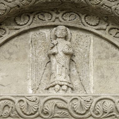 Pavia, Lombardy, İtalya: San Michele Maggiore cephesi, ortaçağ bazilikası 7. yüzyılda inşa edildi ve 12. yüzyılda tamamlandı. Ayrıntı