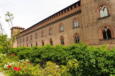 İtalya 'daki Pavia, Lombardiya' daki Castello Visconteo adlı ortaçağ şatosunun dışında.