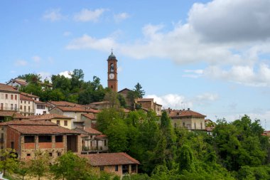İtalya 'nın Piedmont kentinde, Alessandria ili, Tortona tepelerinde (Colli Tortonesi), ilkbaharda, Volpedo yakınlarında manzara. Monleale Görünümü