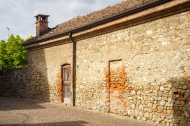 Volpedo, Tortona tepelerindeki tarihi kasaba, Piedmont, İtalya. Eski sokak