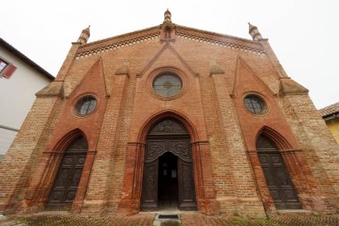 Mombaruzzo, Asti ili, Monferrato, Piedmont, İtalya: Gotik tarzda ortaçağ Sant Antonio Abate kilisesinin dışı