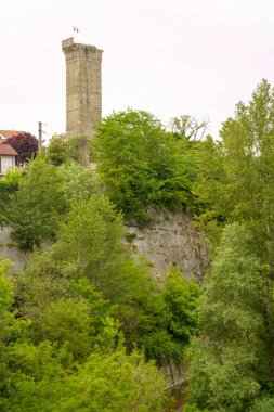 Acqui Terme yakınlarındaki Piedmont, İtalya 'daki Alessandria eyaletinin ortaçağ kulesinin yıkıntısı.