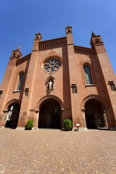 歴史的な大聖堂の外観アルバ クーネオ県 ピエモンテ州 イタリア — ストック写真